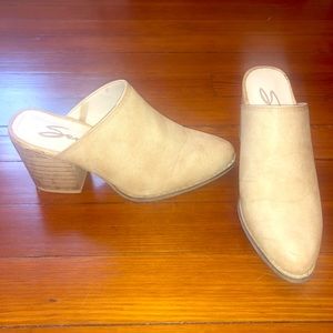 Slip on heeled shoes